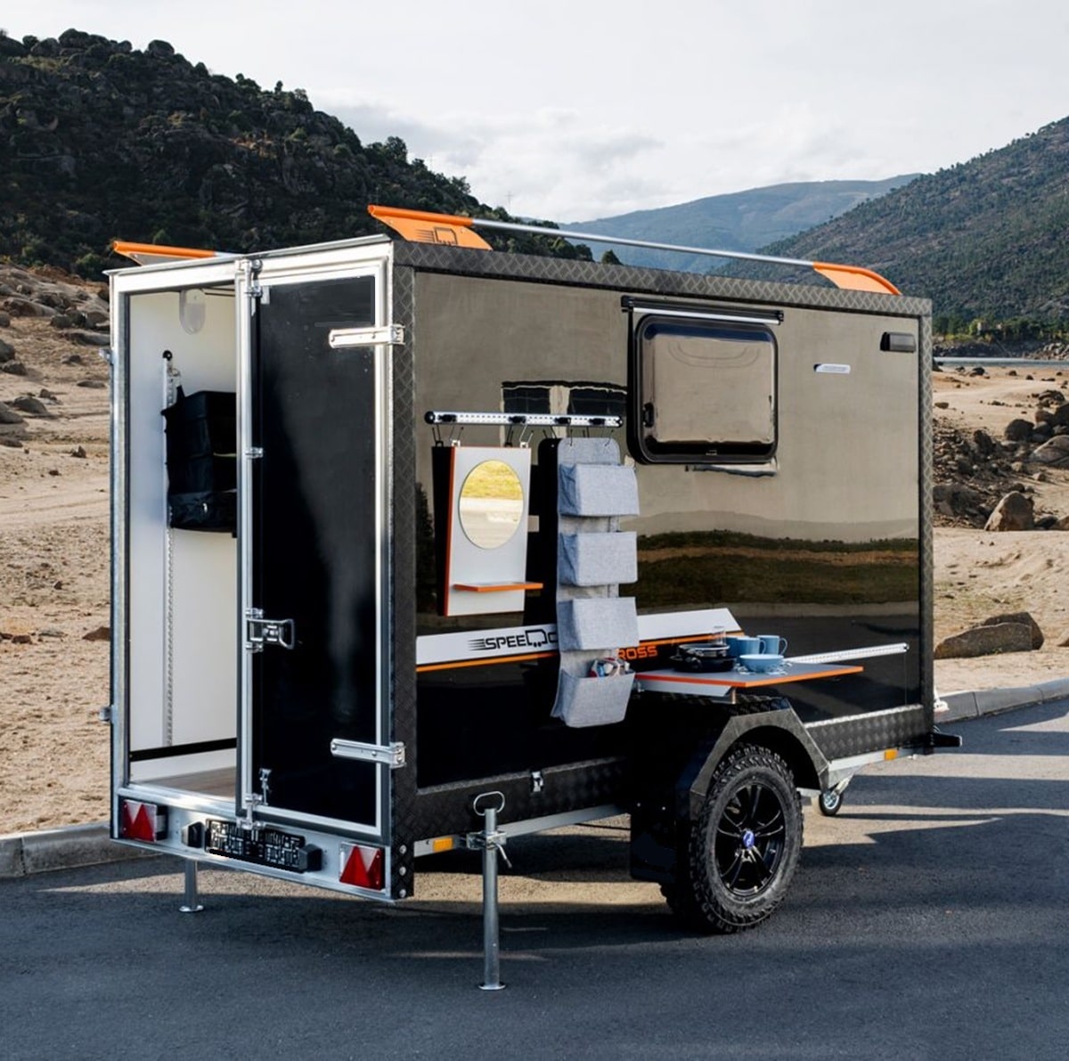 OffRoad 1300 Speedcaravan BlackCross-Edition 3.00x1.46x1.90m, vollausgestattet, Küche, Doppelbett, Fenster, Tür 100kmh (1)