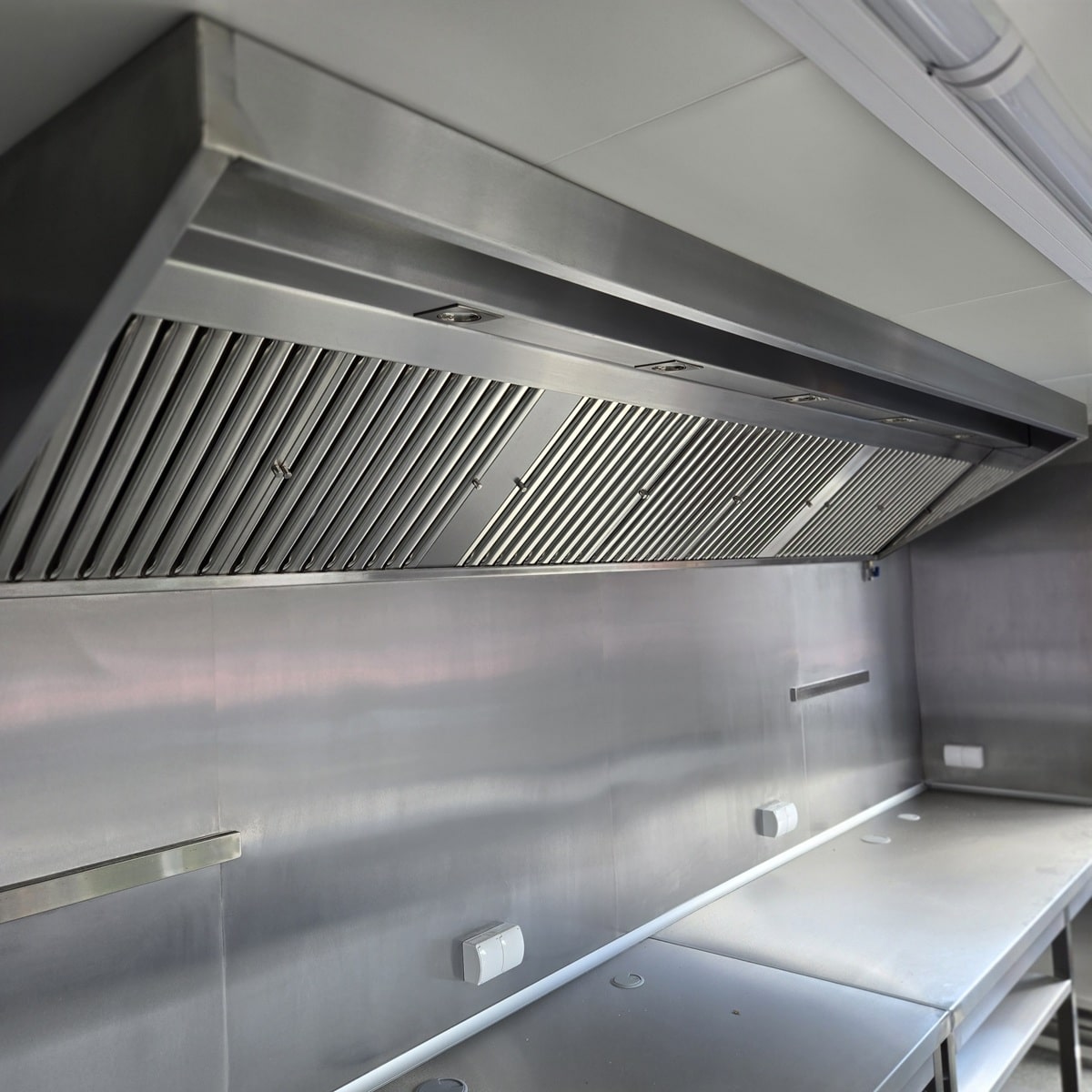Gastro Edelstahl Wandhaube 300x70cm LED-Beleuchtung, Drehzahlregler, 420W Motor, freihängende Abzugshaube für Imbisswagen, Gastronomie