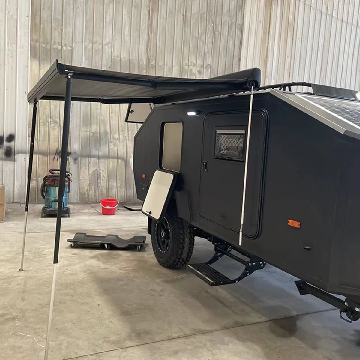 CRAFTMAX® BLACK BROTHER EXP-4 15 Extreme OffRoad Caravan Tandem ThermoSandwich, vollausgestattet mit Möbel, Bett, Küche, Sanitär, 2 - 3 Schlafplätze, Heizung (13)