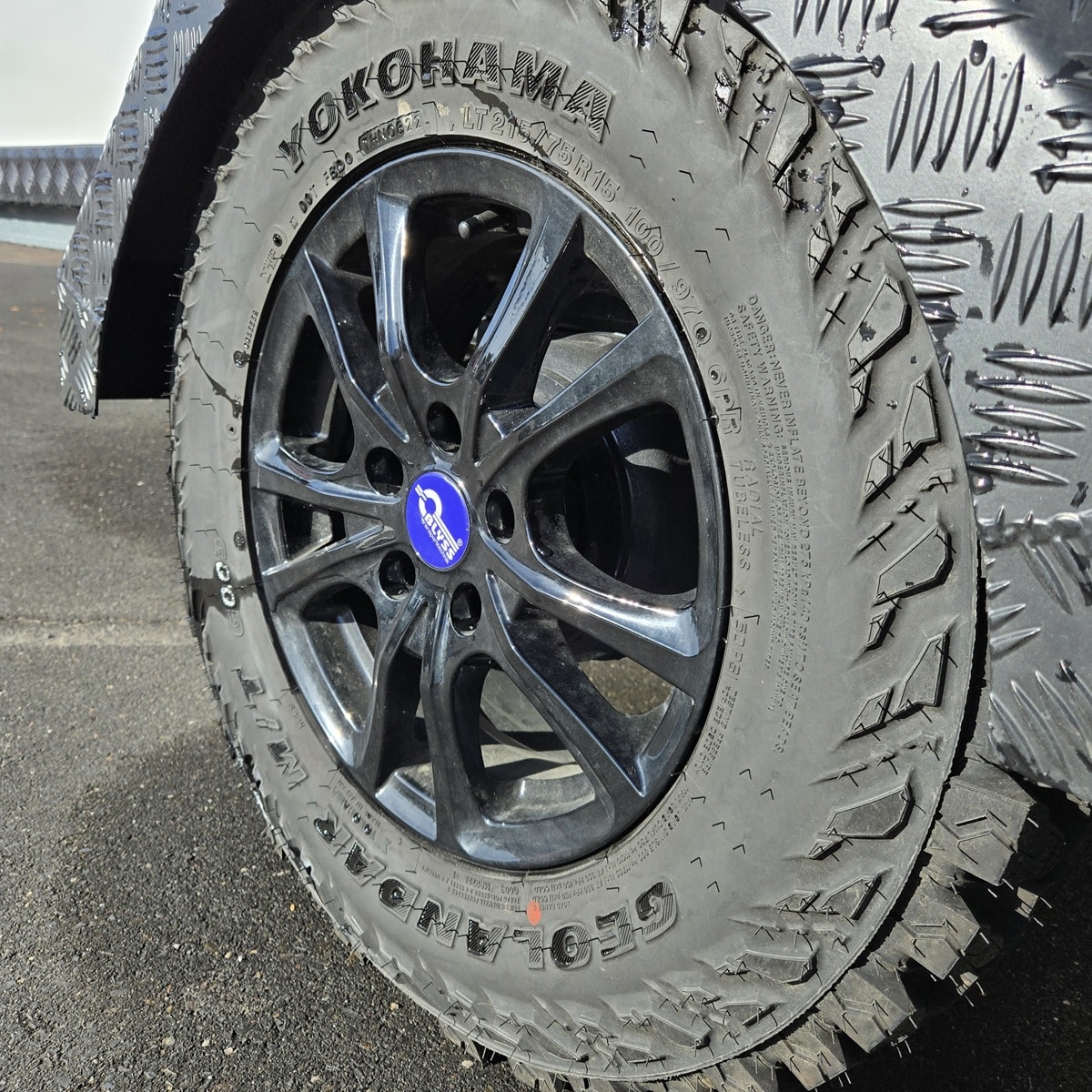 OffRoad® 1300 Speedcaravan CROSS 3.00x1.46x1.90m, mit Küche, Bett, Fenster, Tür, Dachträger, Ladebordwand - 100kmh (9)